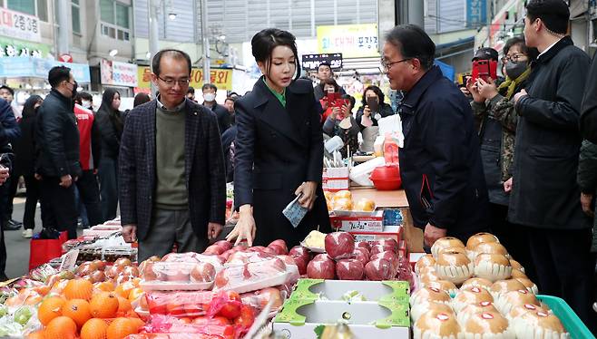 김건희 여사가 3일 경상북도 포항시 죽도시장을 방문, 지역 장애아동시설에 기부할 사과를 구매하고 있다./연합뉴스