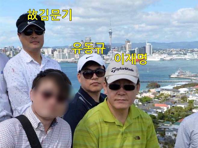 이재명 더불어민주당 대표가 성남시장 재직 시절인 2015년 1월 호주 출장을 떠났을 때 찍은 사진. 이 대표의 뒤에 유동규 전 성남도시개발공사 기획본부장이 앉아 있고, 그 왼쪽에 김문기 개발1처장이 서 있다. /국민의힘 이기인 성남시의원 제공
