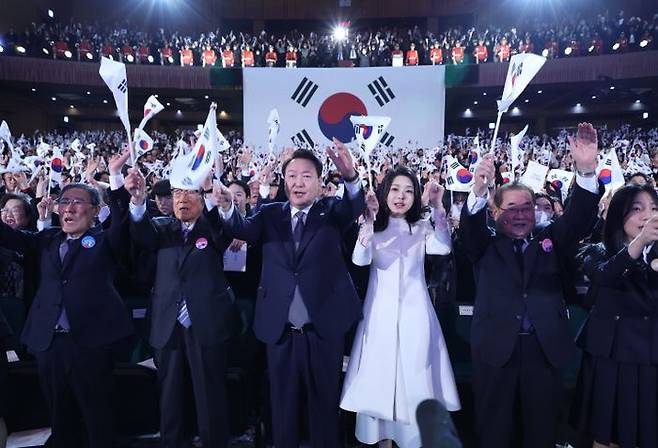 윤석열 대통령과 영부인 김건희 여사 내외가 1일 서울 중구 유관순 기념관에서 열린 제104주년 3·1절 기념식에서 태극기를 들고 만세삼창을 하고 있다. ⓒ대통령실