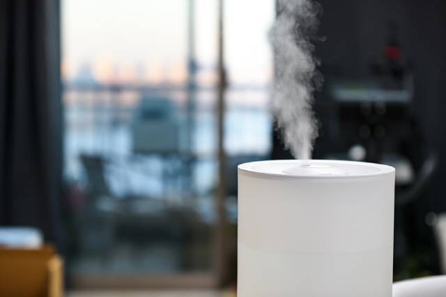 가습기는 한 번에 3시간 이상 사용하지 않고, 사용할 때 두 번 이상 실내를 환기해야 한다/사진=클립아트코리아