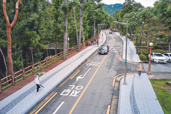 A walking trail on the Busan Campus that connects major school buildings and a stream flowing from Mount Geumjeong [PUSAN NATIONAL UNIVERSITY]
