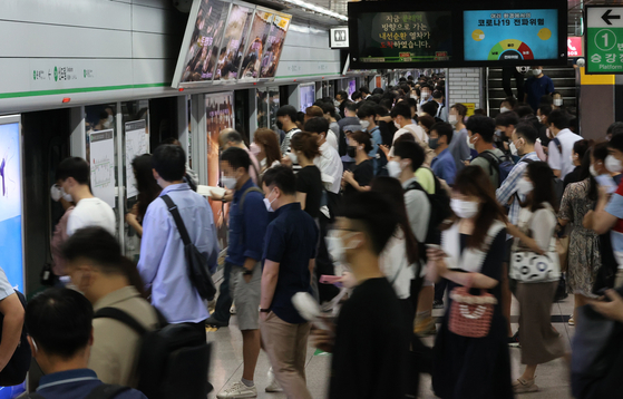 Passengers wait to board the subway at Sindorim Station during rush hour. Subway stations are usually packed during rush hour, which is generally between 6:30 a.m. and 9 a.m., and 5 p.m. and 7 p.m. [YONHAP]