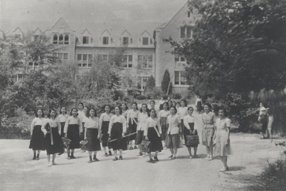 Ewha students at school after Korea's liberation from Japanese colonial rule in 1945 [EWHA WOMANS UNIVERSITY]