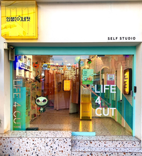 A Life4Cut studio on Apgujeong Rodeo street [LEE DA-EUN]