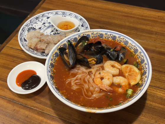 Bun rieu, pho with tomato broth, sold at Bun99 [LEE TAE-HEE]