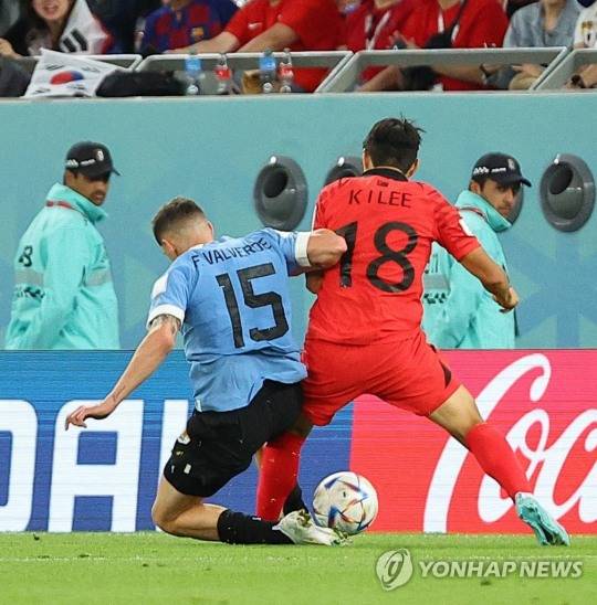 지난해 11월 24일 카타르 월드컵 조별리그 H조 1차전 대한민국과 우루과이 경기. 우루과이 발베르데가 이강인에게 거친 태클을 하고 있다.  [알라이얀=연합뉴스]