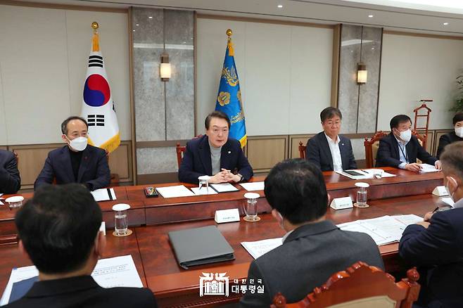 ▲ 12월4일 윤석열 대통령은 화물연대 집단 운송거부 관련 관계 장관 대책회의를 주재했다. 사진=대통령실 홈페이지