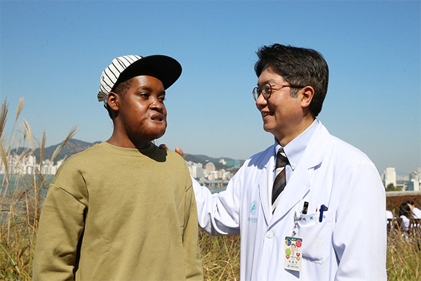 Flangie with Professor Jong-Woo Choi [Source : Asan Medical]