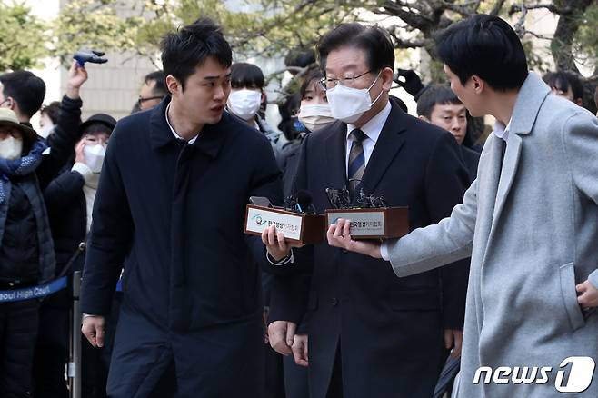 (서울=뉴스1) 이동해 기자 = 공직선거법 위반 혐의를 받고 있는 이재명 더불어민주당 대표가 3일 서울 서초구 서울중앙지방법원에서 열린 첫 공판을 받는 도중 점심식사를 하기 위해 청사를 나서고 있다. 2023.3.3/뉴스1  Copyright (C) 뉴스1. All rights reserved. 무단 전재 및 재배포 금지.