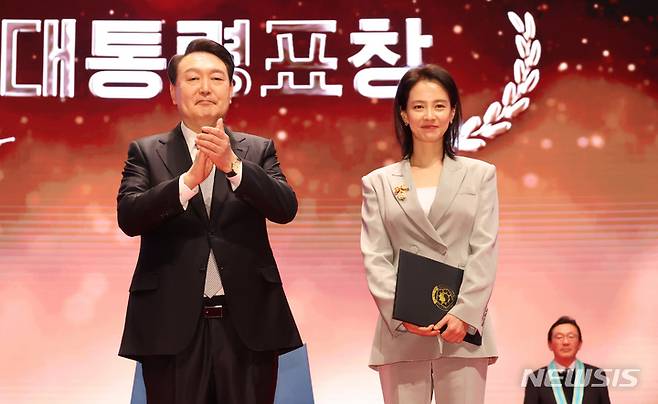 [서울=뉴시스] 홍효식 기자 = 윤석열 대통령이 3일 서울 강남구 코엑스에서 열린 제57회 납세자의 날 기념식에서 모범납세자로 선정된 배우 송지효에게 대통령표창을 수여한 뒤 기념촬영 하고 있다. (대통령실통신사진기자단) 2023.03.03. yesphoto@newsis.com