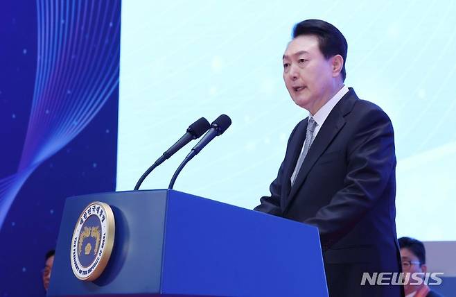 [서울=뉴시스] 홍효식 기자 =  윤석열 대통령이 3일 서울 강남구 코엑스에서 열린 제57회 납세자의 날 기념식에서 축사를 하고 있다. (대통령실통신사진기자단) 2023.03.03. yesphoto@newsis.com