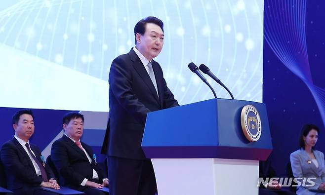 [서울=뉴시스] 홍효식 기자 =  윤석열 대통령이 3일 서울 강남구 코엑스에서 열린 제57회 납세자의 날 기념식에서 축사를 하고 있다. (대통령실통신사진기자단) 2023.03.03. yesphoto@newsis.com