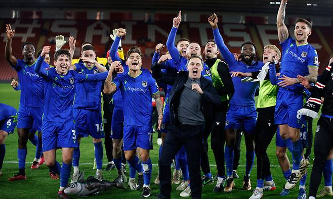 그림즈비 선수들이 2일 영국 사우샘프턴 세인트메리 스타디움에서 열린 2022∼2023 FA컵 16강전에서 사우샘프턴을 2-1로 누르고 8강 진출을 확정한 뒤 기뻐하고 있다. 사우샘프턴=AP연합뉴스