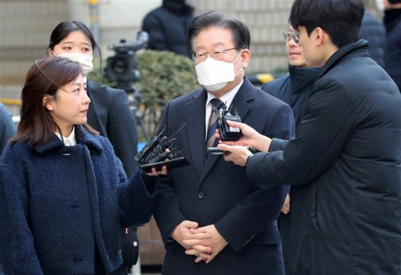 공직선거법 위반 혐의를 받고 있는 이재명 더불어민주당 대표가 3일 서울 서초구 서울중앙지방법원에서 속개된 오후 공판에 출석하며 취재진 질의에 답하고 있다. 2023.3.3 뉴스1