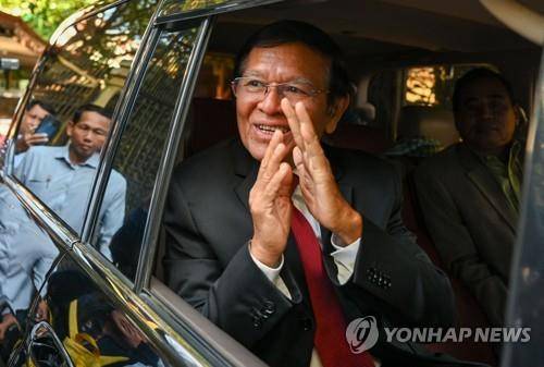 3일 반역 혐의로 재판을 받기 위해 집을 나선 켐 소카 전CNRP 대표 [AFP=연합뉴스. 재판매 및 DB 금지]