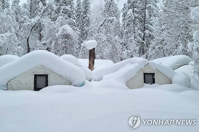 눈에 파묻힌 요세미티 공원내 건물들 [AP 연합뉴스자료사진. 재판매 및 DB 금지]