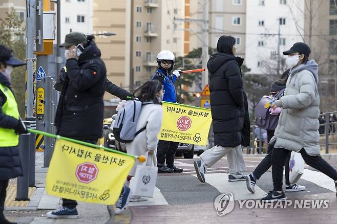 새 학기 등교 스쿨존 특별단속 (서울=연합뉴스) 윤동진 기자 = 3일 오전 서울 서대문구 연가초등학교 앞에서 경찰이 ‘새 학기 등교 스쿨존 특별단속’을 하고 있다. 2023.3.3 mon@yna.co.kr