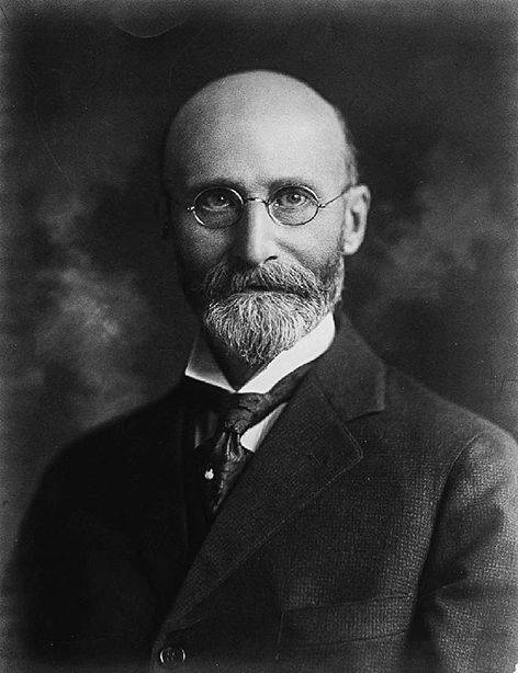 1884년 9월 알렌과의 우연한 만남은 이하영의 인생을 송두리째 바꿨다.  이하영은 알렌의 요리사로 출발해 영어를 배우면서 1886년 외아문 주사로 들어갔다. 2년만인 1888년 주미서리공사가 됐고, 이어 주일공사, 외부대신, 법부대신자링 올랐다.