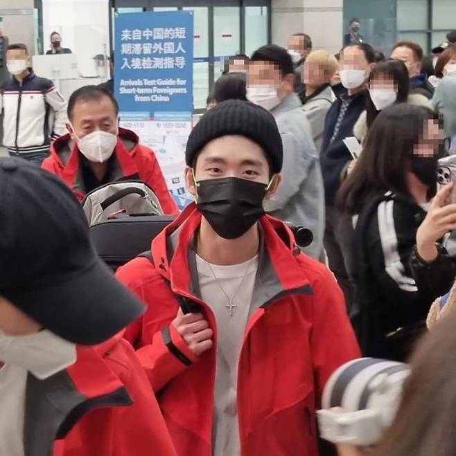 중국 쇼트트랙 대표팀 린샤오쥔(임효준)이 4일 인천국제공항 입국장에서 팬들의 응원을 받으며 이동하고 있다. /연합뉴스