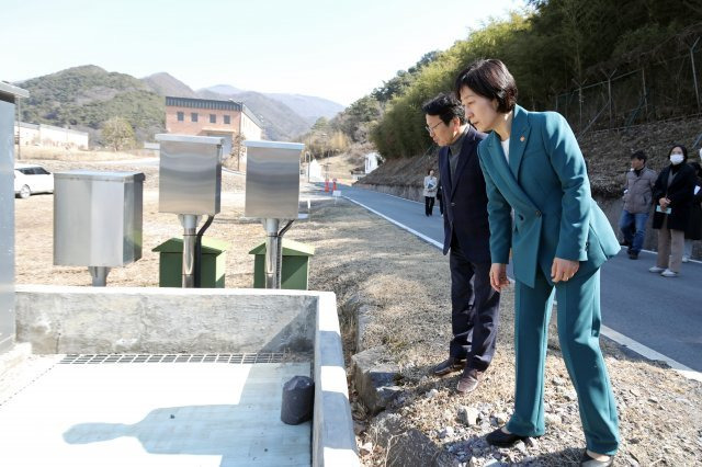 한화진 환경부장관과 강기정 광주시장이 3일 오전 전남 화순군 상수도용연정수사업소를 둘러보며 가뭄대책 논의를 하고 있다. 2023.3.3/뉴스1