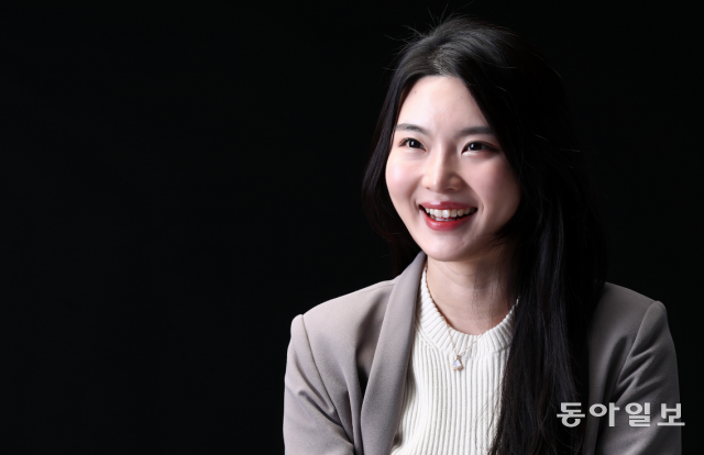 강하나 애널리스트는 서울대 의대 석사과정을 밟던 중 2020년 이베스트투자증권에 입사했다. 그는 “공부하고 보고서를 쓴다는 점에선 연구자와 애널리스트 일이 비슷한 일이 많다”고 말했다. 전영한 기자 scoopjyh@donga.com