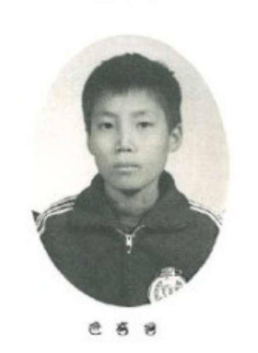 윤 경위가 성서초등학교 6학년 때 찍은 졸업앨범 사진. 3학년 때부터 신문배달을 이어온 그는 당시 소년가장으로 가족의 생계를 책임지고 있었다. 그는 매 끼니 라면에 국수면을 넣어 동생들과 나눠먹었지만 항상 배가 고파 평균체중 미달이었다고 밝혔다. 본인 제공.