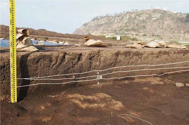 고산리유적 발굴 당시 토층과 유물면의 모습. 뒤편에 수월봉이 보인다. 제주문화유산연구원