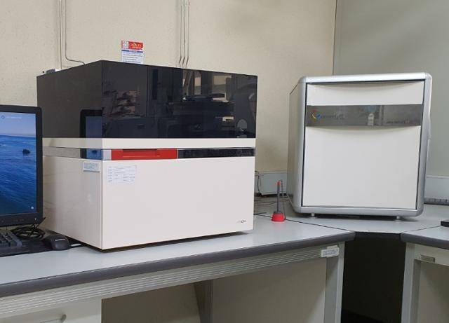 식품의약품안전처 경인청의 탄소동위원소 질량분석기(왼쪽)와 자동으로 시료를 주입하는 오토샘플러. 식약처 제공