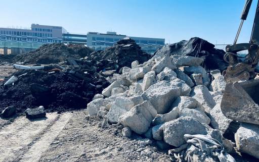 한국수자원공사(K-water)의 시화MTV 내 미매각 토지를 임대받아 야적장으로 사용 중인 금호건설㈜ 의 하도급업체인 ㈜계림토건이 현장관리를 제대로 하지 않아 각종 불법이 난무하고 있다. 사진은 각종 폐기물이 적치된 현장. 김형수기자