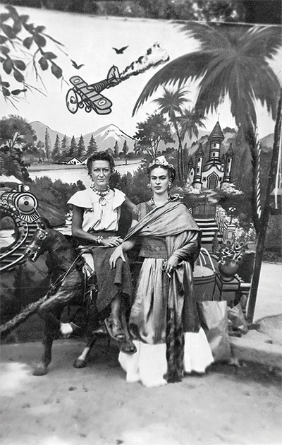 ➋ 프리다 칼로와 자클린 랑바, 1938년 멕시코. 화가였던 두 여인은 연인처럼 몰입하고 사랑했다.
