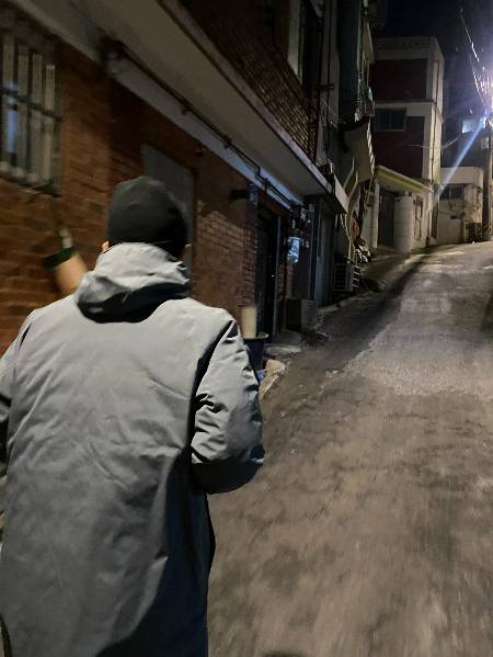 좁고 오르막 내리막이 많은 동네. 그러니 안부를 묻기가 더 쉽지 않다./사진=오르막길을 헉헉 오르며 사진까지 찍는 게 가능한 남형도 기자