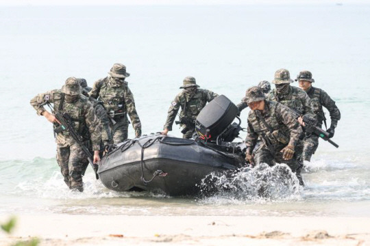 우리 해병대 수색중대 장병들이 2일 태국 핫야오에서 진행된 코브라골드 상륙훈련 예행연습 중 고무보트(IBS)를 활용해 해안에 상륙하고 있다. 국방일보 제공