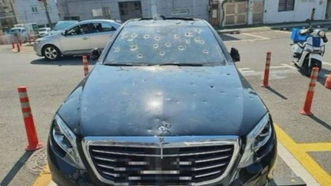 부산 사상구에서 주차했다가 망가진 벤츠 차량[온라인 커뮤니티]