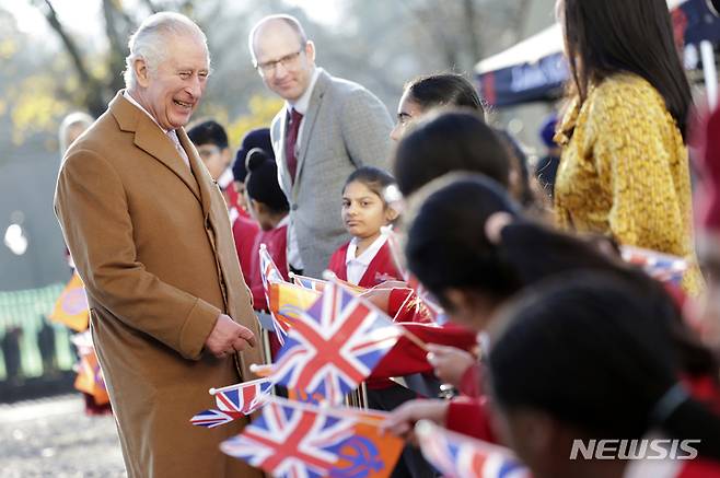 [런던=AP/뉴시스]찰스 3세 영국 국왕이 6일(현지시간) 런던 북부 루턴 시내를 방문해 환영 나온 어린이들과 인사를 나누고 있다. 2022.12.06.
