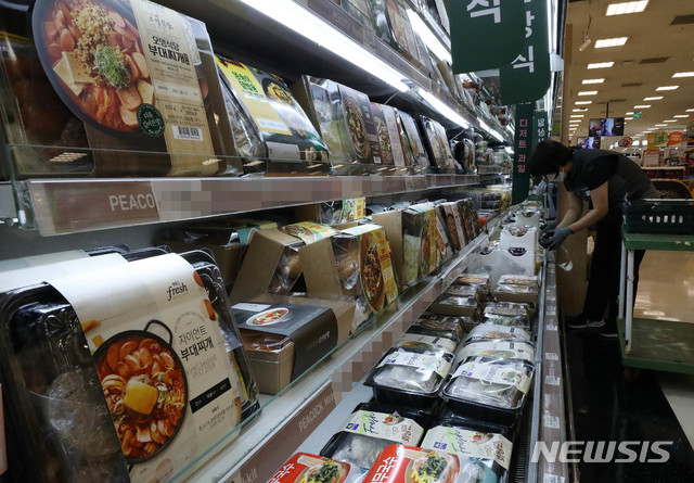 [서울=뉴시스] 서울시내 한 대형마트에서 매장 점원이 진열된 상품을 정리하고 있다. (사진=뉴시스 DB). photo@newsis.com