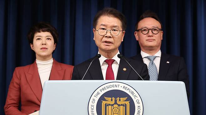 이정식 "회계법 준수않는 노조는 지원 배제…부정적발시 환수" / 이정식 고용노동부 장관(가운데)과 대통령실 안상훈 사회수석(오른쪽), 김은혜 홍보수석