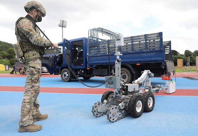 부산 연제구 부산아시아드주경기장보조경기장에서 지난 2022년 8월 29일 공군 폭발물처리반 대원들이 로봇을 조종해 도심 테러를 제압하는 훈련을 하고 있다. 세계일보 자료사진