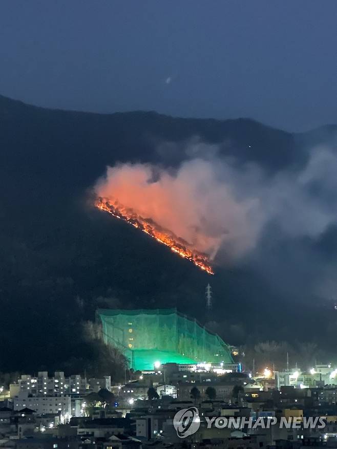 대구 앞산서 화재 (대구=연합뉴스) 4일 오후 6시 5분께 대구 앞산에서 원인을 알 수 없는 불이 나 산림 당국이 진화에 나서고 있다. 2023.3.4 [독자 제공. 재판매 및 DB금지] photo@yna.co.kr