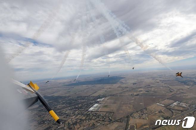 공군 특수비행팀 블랙이글스(Black Eagles)가 4일(현지시간) 호주 맬버른 애벌론 공항에서 열린 '2023 호주 애벌론 국제에어쇼'에 참가해 약 30분간 고난도 특수비행을 선보인 뒤 '토네이도 랜딩(Tornado Landing)' 기동으로 착륙을 준비하고 있다. (공군 제공) 2023.3.5/뉴스1
