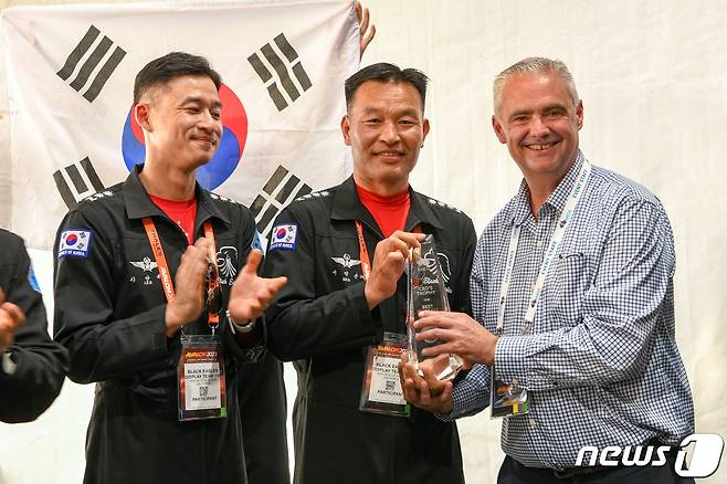 대한민국 공군 특수비행팀 블랙이글스(Black Eagles)가 4일(현지시간) 호주 맬버른 애벌론 공항에서 열린 '2023 호주 애벌론 국제에어쇼'에서 종합 최우수상(Best Overall Display)을 수상했다. 상을 수여한 AMDA社(에어쇼 주최사) CEO 저스틴 기딩스(Justin Giddings)는 "종합 최우수상은 애벌론 국제에어쇼 역사상 최초로 수여되는 상이다＂ 라며 ＂블랙이글스가 보여준 특수비행에 크게 감명받았다＂ 고 소감을 밝혔다. 왼쪽부터 블랙이글스 대대장 이상욱 중령, 블랙이글스 전대장 서영준 대령, AMDA社 CEO 저스틴 기딩스. (공군 제공) 2023.3.5/뉴스1