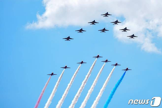 블랙이글스가 17일(현지시간) 영국에서 열린 RIAT 에어쇼에서 영국 공군 특수비행팀 레드 애로우즈(Red Arrows)와 우정 비행을 선보이고 있다. (공군 제공) 2022.7.18/뉴스1