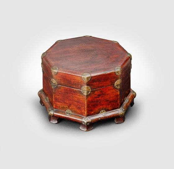 다래함(加髢函),19세기,은행나무, 24.5x24.5x16(h)cm. 땋은 머리채(다래) 보관함.[사진 가나문화재단]