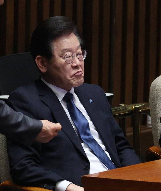 더불어민주당 이재명 대표가 지난달 27일 오후 국회에서 열린 본회의에서 본인의 체포동의안 상정에 대한 신상발언을 마친 뒤 민주당 의원들과 대화하고 있다. 연합뉴스