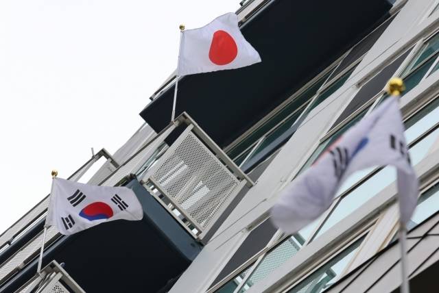 삼일절인 1일 오후 세종시 한 아파트 베란다 국기게양대에 일장기가 걸려 있다. 세종시 맘카페 등 인터넷 커뮤니티에서는 이같은 행위를 비판하는 글이 올라오고 있다. [사진출처 = 연합뉴스]