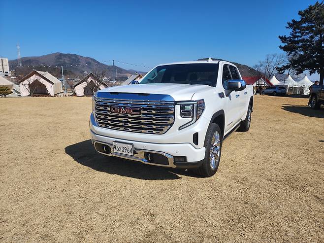 GMC 시에라. 웅장한 차체와 강인한 그릴이 인상적이다. [김성우 기자]