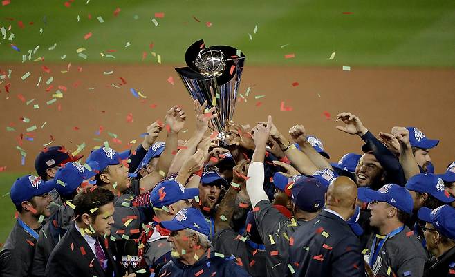‘2017 WBC 결승전’에서 미국이 푸에르토리코를 8-0으로 제압하며 사상 첫 우승 트로피를 거머쥐었다. ⓒAP Photo