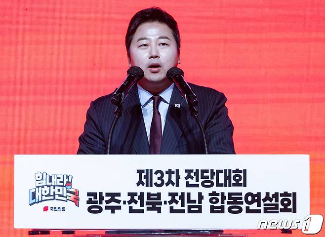 불법 레이싱'에 '야설' 논란까지…국힘 장예찬 고발당해