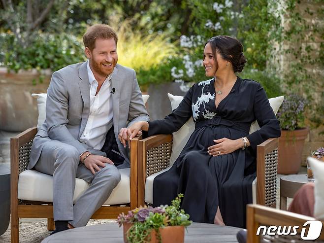 영국 왕실과 결별하고 미국에 거주 중인 해리 왕자와 메건 마클 왕자비가 8일(현지시간) 캘리포니아주 로스앤젤레스의 CBS에서 오프라 윈프리와 인터뷰를 하고 있다. <자료사진>ⓒ 로이터=뉴스1 ⓒ News1 우동명 기자