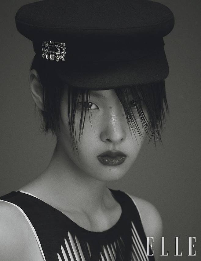 울 소재에 크리스털 버클을 더한 블랙 세일러 캡은 Roger Vivier. 프린지 맥시 드레스는 Han Kim.