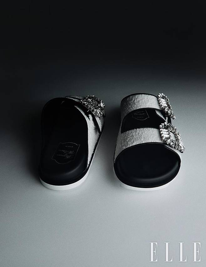 크리스털 장식의 ‘슬라이디 비브 스트라스 버클’ 슬라이드는 Roger Vivier.